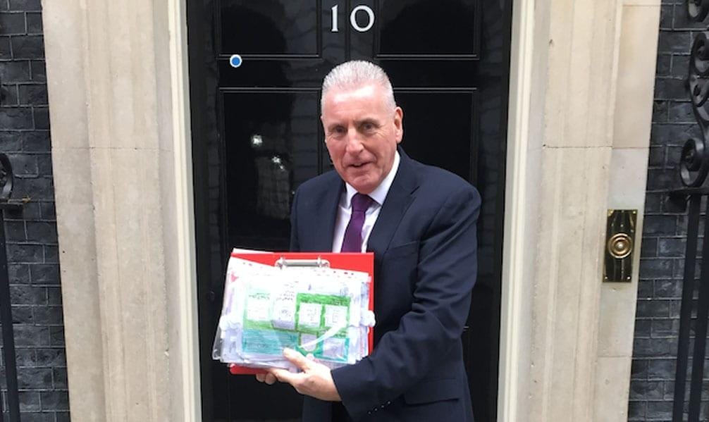 Vernon Coaker hands petition to Prime Minister from pupils at Carlton school
