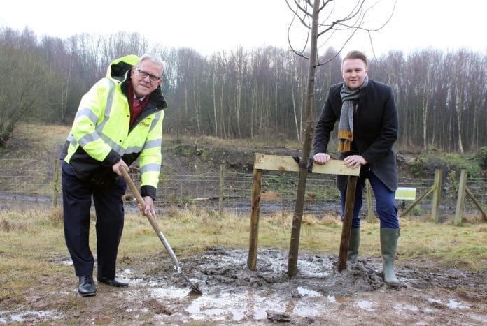 Gedling leaders plant tree