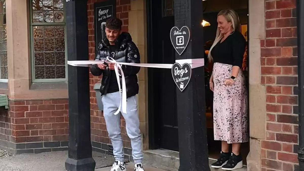 Gedling world champion boxer Leigh Wood cuts ribbon to reopen revamped Four Bells pub in Woodborough