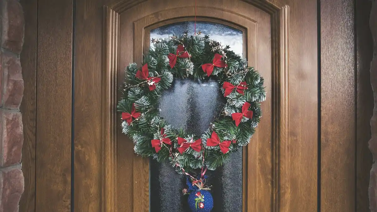 Police spot man trying to set fire to Christmas wreath in Arnold