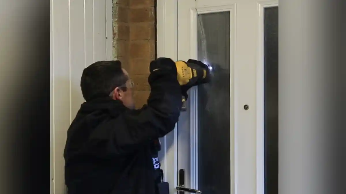 VIDEO: Gedling officers are called in to help break up suspected drugs den in Bestwood