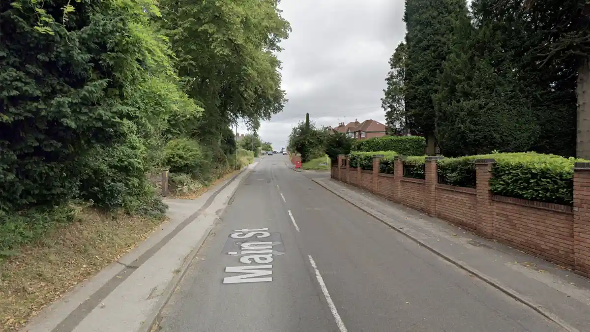 Man dies after car crashes into wall in Calverton