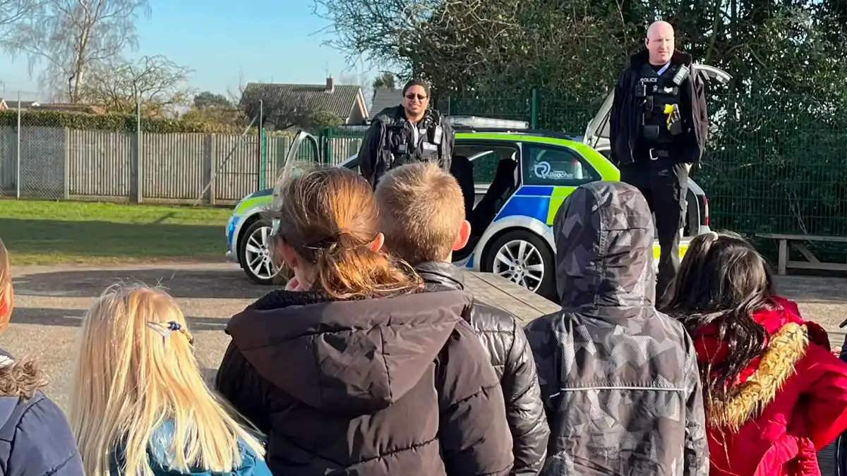 Police visit Ravenshead school and pupils enjoy cop car tour