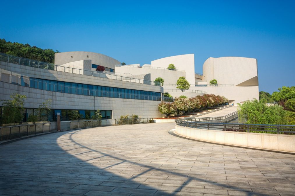 5 Benefits of Embankments in Public Spaces